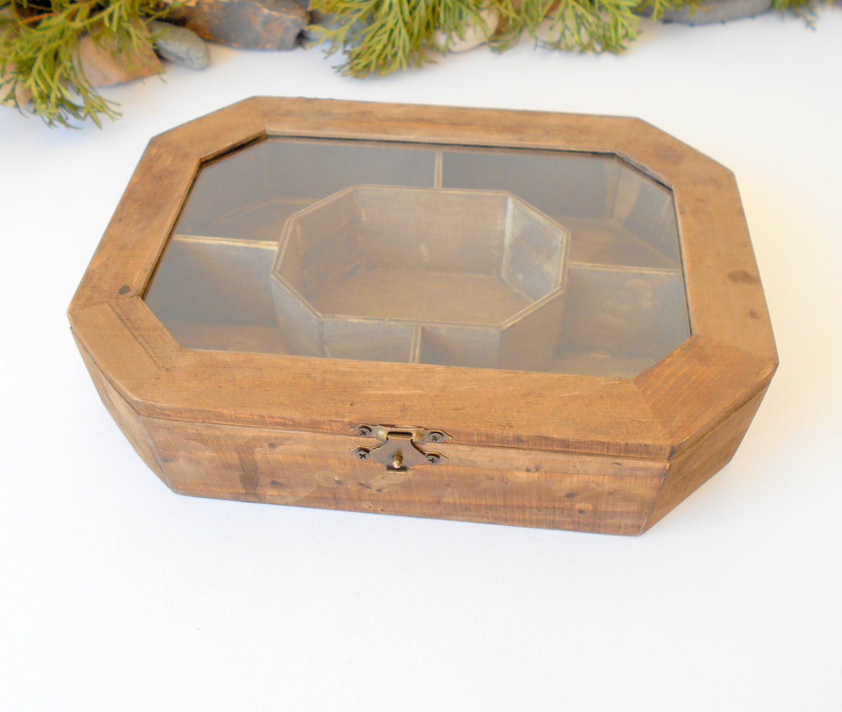 This is a wooden box with a glass display that is made of pinewood and that has metal hinges and closes with a bronze-color closing that may display various things like jewelry, miniatures, crystals, or other small objects of importance to you or your friends. &lt;span data-mce-fragment=&quot;1&quot;&gt;I have colored the box with mordant so that it looks like an old wood vintage box with a mahogany color.&lt;/span&gt;