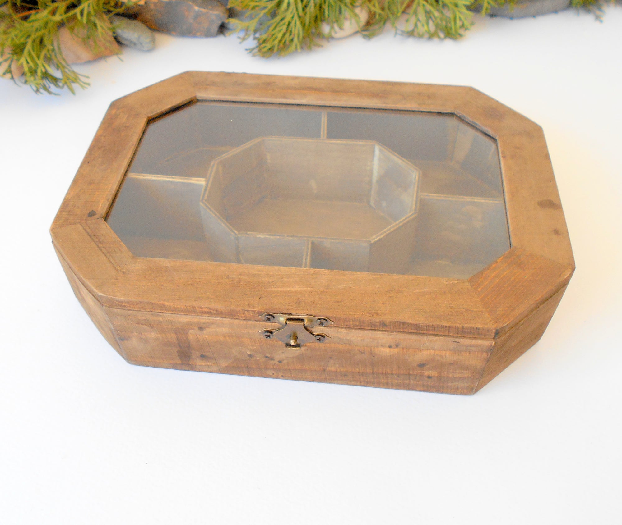 This is a wooden box with a glass display that is made of pinewood and that has metal hinges and closes with a bronze-color closing that may display various things like jewelry, miniatures, crystals, or other small objects of importance to you or your friends. <span data-mce-fragment="1">I have colored the box with mordant so that it looks like an old wood vintage box with a mahogany color.</span>