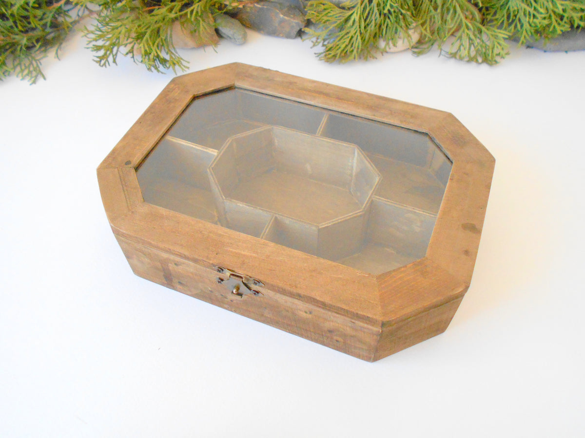 This is a wooden box with a glass display that is made of pinewood and that has metal hinges and closes with a bronze-color closing that may display various things like jewelry, miniatures, crystals, or other small objects of importance to you or your friends. &lt;span data-mce-fragment=&quot;1&quot;&gt;I have colored the box with mordant so that it looks like an old wood vintage box with a mahogany color.&lt;/span&gt;