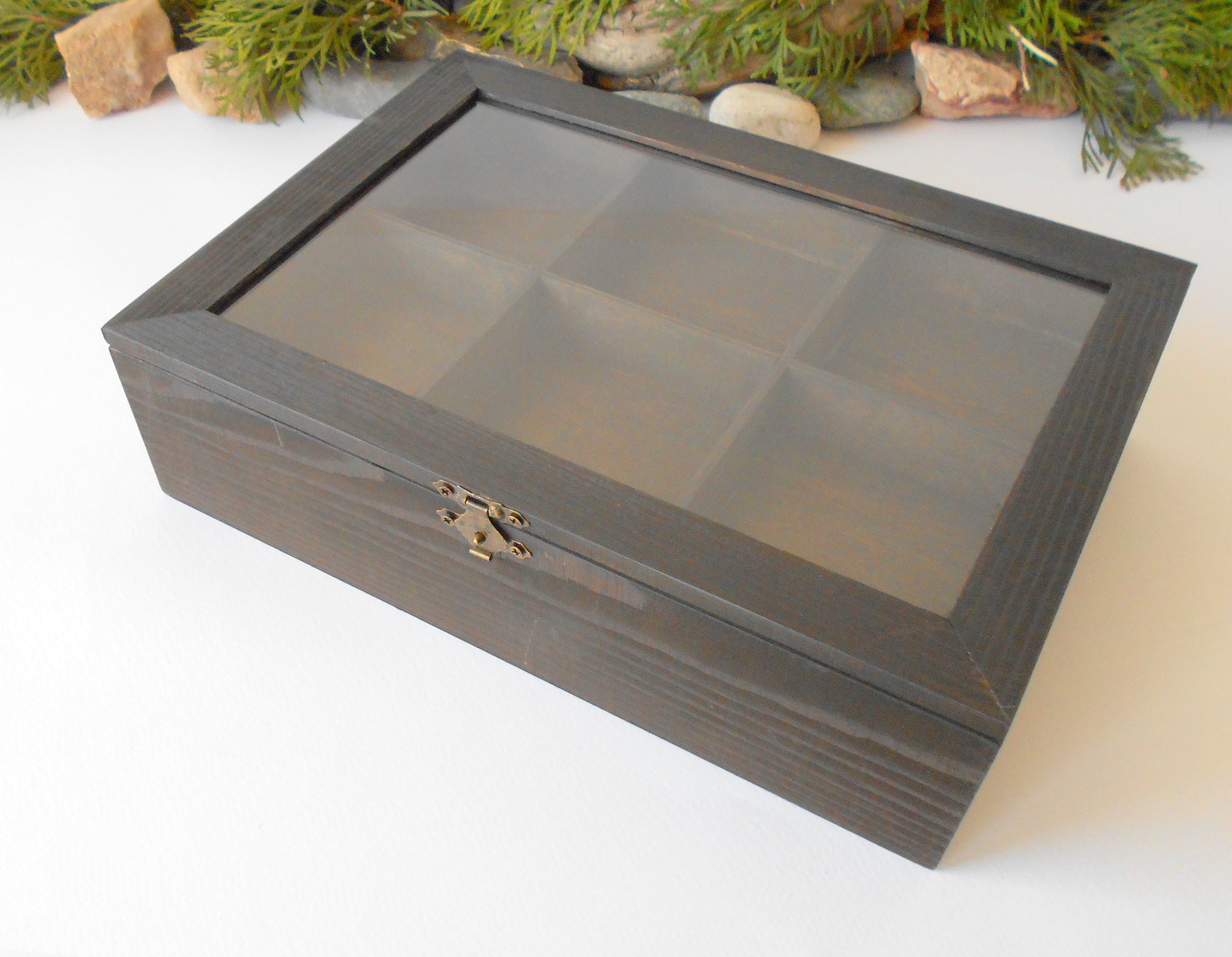 This is a wooden box with a glass display that is made of pinewood and that has metal hinges and closes with a bronze-color closing that may display various things like jewelry, miniatures, crystals, or other small objects of importance to you or your friends. <span>I have colored the box with mordant so that it looks like an old wood vintage box with a dark brown color.</span>