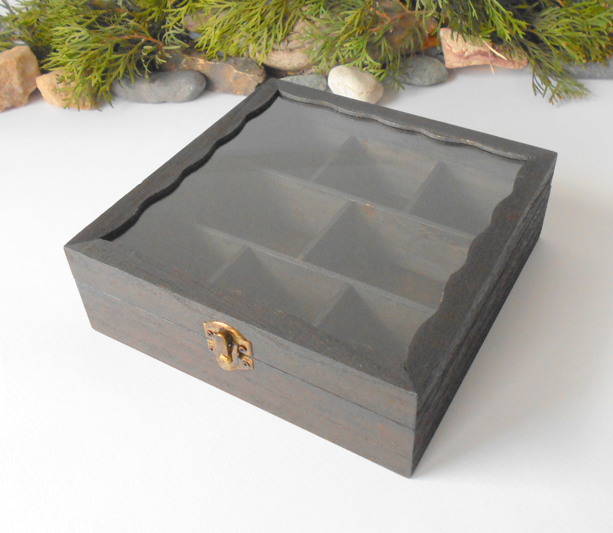 This is a wooden box with a glass display that is made of bamboo wood and that has metal hinges and closes with a bronze-color closing that may display various things like jewelry, miniatures, crystals, or other small objects of importance to you or your friends.&lt;br data-mce-fragment=&quot;1&quot;&gt;&lt;span data-mce-fragment=&quot;1&quot;&gt;I have colored the box with mordant so that it looks like an old wood vintage box with a dark brown color.&lt;/span&gt;