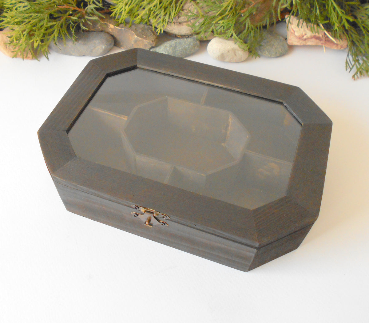This is a wooden box with a glass display that is made of pinewood and that has metal hinges and closes with a bronze-color closing that may display various things like jewelry, miniatures, crystals, or other small objects of importance to you or your friends. &lt;span data-mce-fragment=&quot;1&quot;&gt;I have colored the box with mordant so that it looks like an old wood vintage box with a dark brow color.&lt;/span&gt;