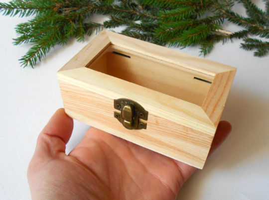 Wooden display box- pinewood- 4.8&#39;&#39; x 2.8&#39;&#39;