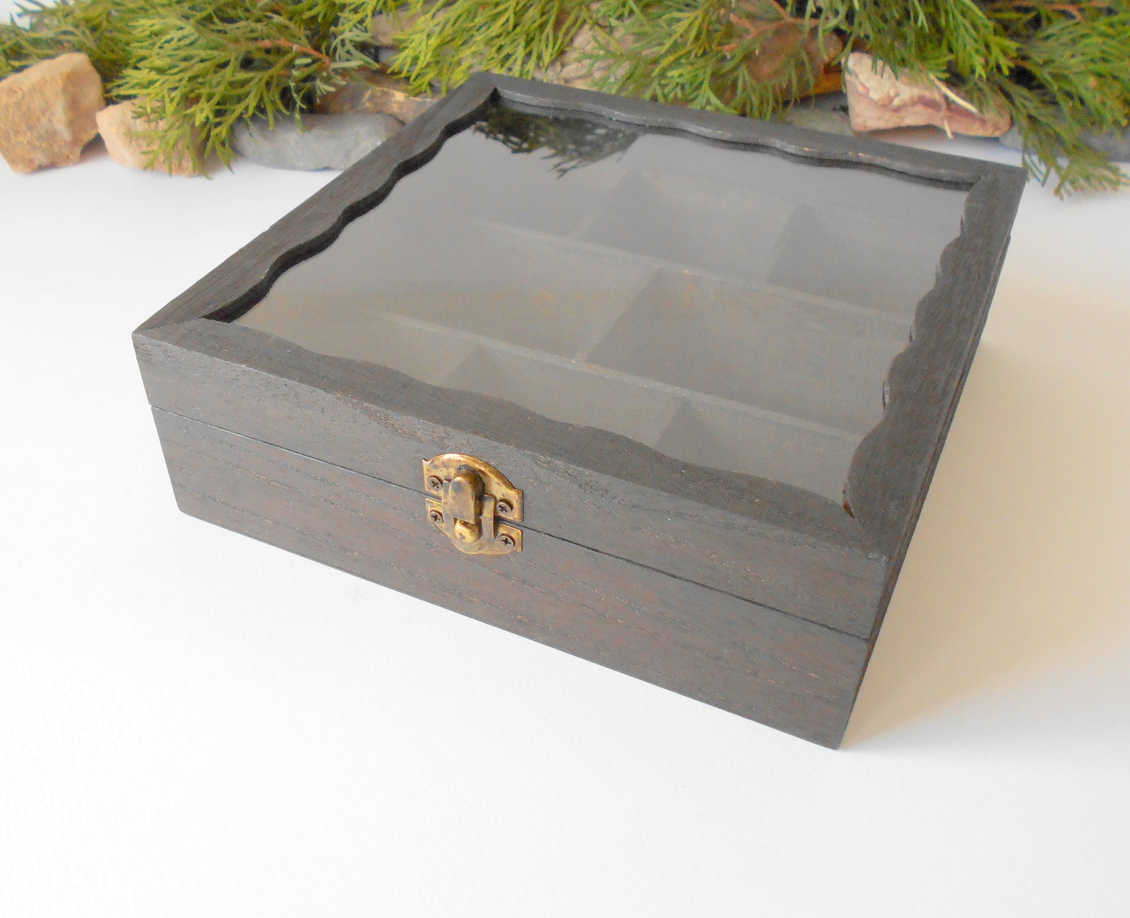 This is a wooden box with a glass display that is made of bamboo wood and that has metal hinges and closes with a bronze-color closing that may display various things like jewelry, miniatures, crystals, or other small objects of importance to you or your friends.<br data-mce-fragment="1"><span data-mce-fragment="1">I have colored the box with mordant so that it looks like an old wood vintage box with a dark brown color.</span>