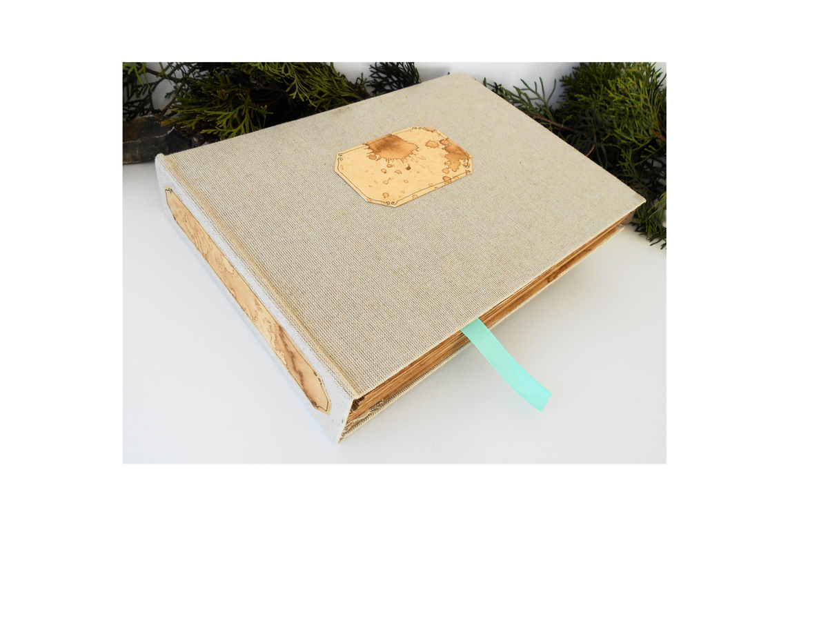 This is an eco-friendly and refillable linen fabric picture album or sketchbook journal suitable for your picture memories, or you can use it as a sketchbook, as the page sheets of this book are 105 lbs thick or 250 gsm.
