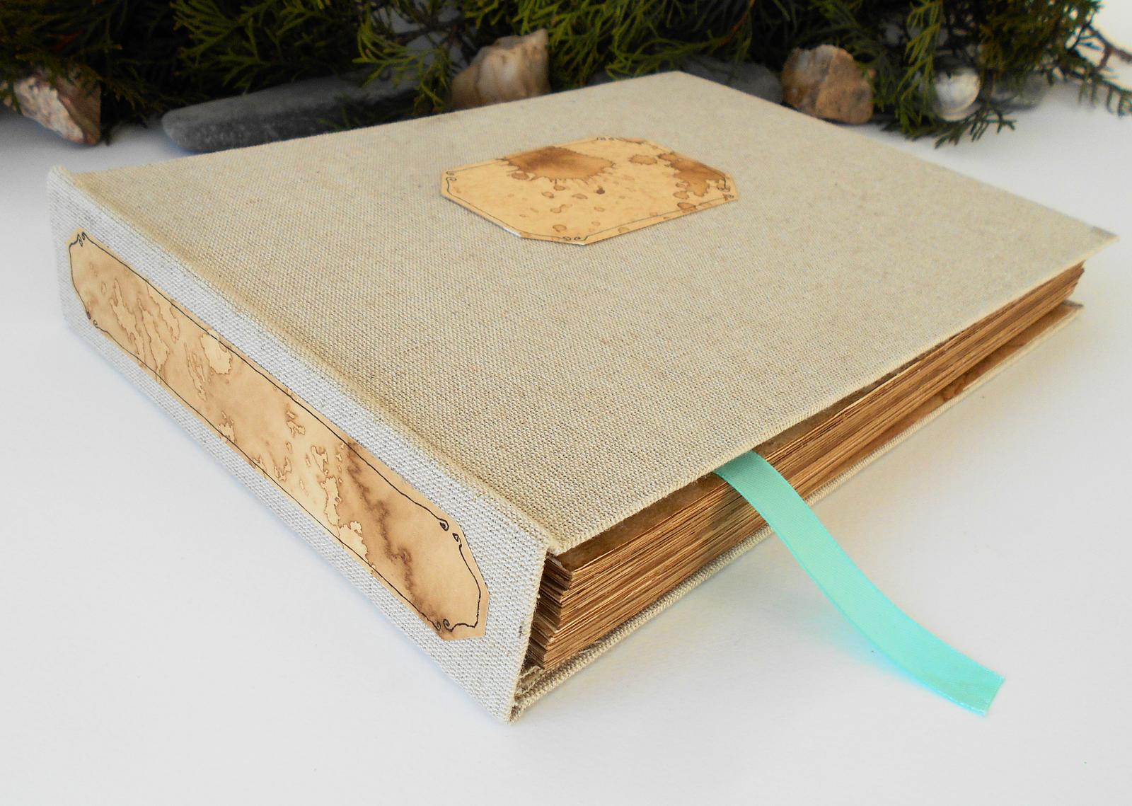 This is an eco-friendly and refillable linen fabric picture album or sketchbook journal suitable for your picture memories, or you can use it as a sketchbook, as the page sheets of this book are 105 lbs thick or 250 gsm.