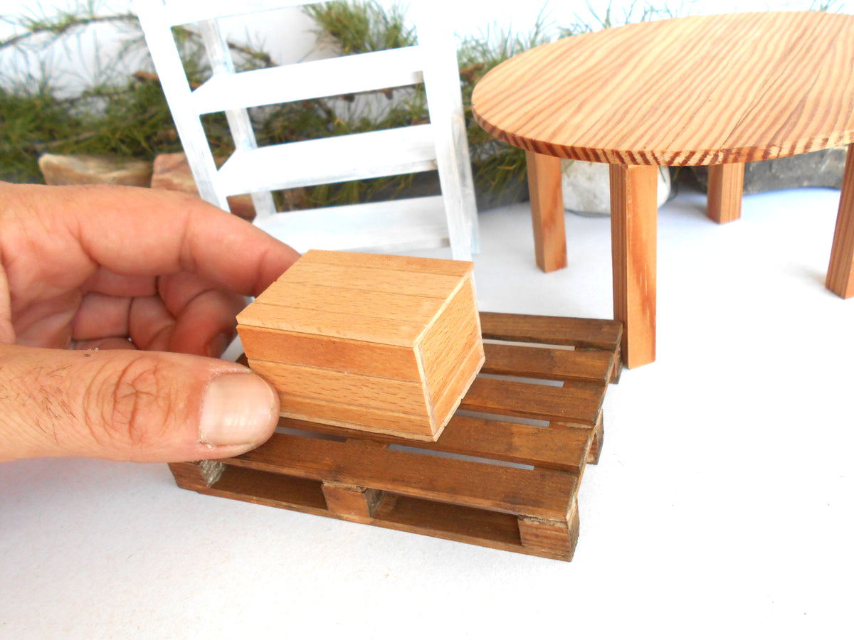 1:12 scale dollhouse box with lid - 1.25" x 1.25" x 0.9" ( 3 x 3 x 2.3 cm ) - 1 inch scale miniature box - miniature lidded box dollhouse accessories