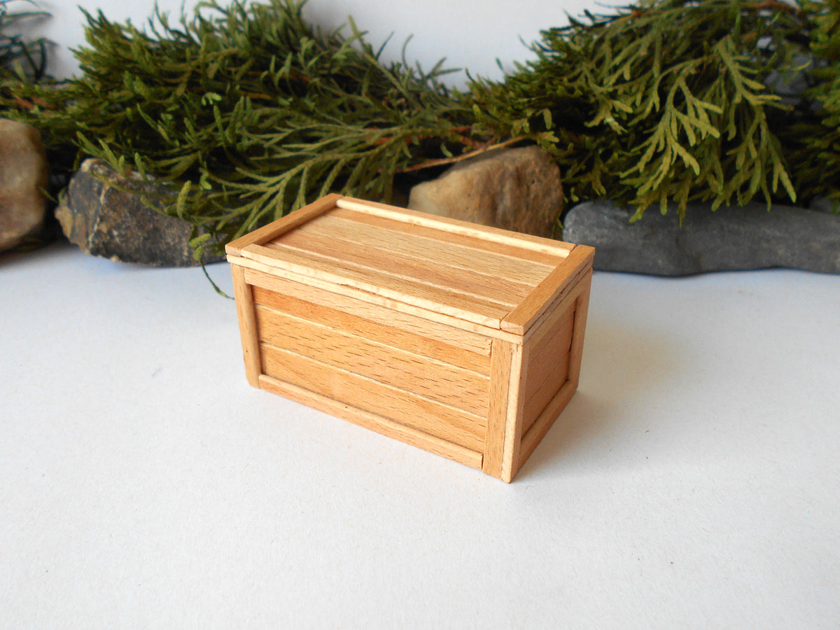Mini box with lid and detailing- handmade dollhouse beech wood chest in 1/12th scale- 2.1″ L x 1.5″ W x 1.4″ H