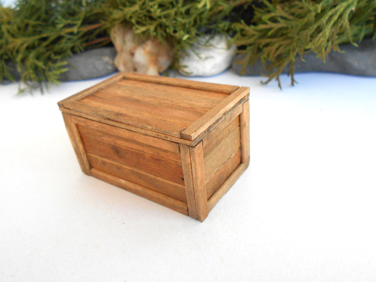 Mini box with lid and detailing in light brown- handmade dollhouse beech wood chest in 1:12 scale- 2.1″ L x 1.5″ W x 1.4″ H