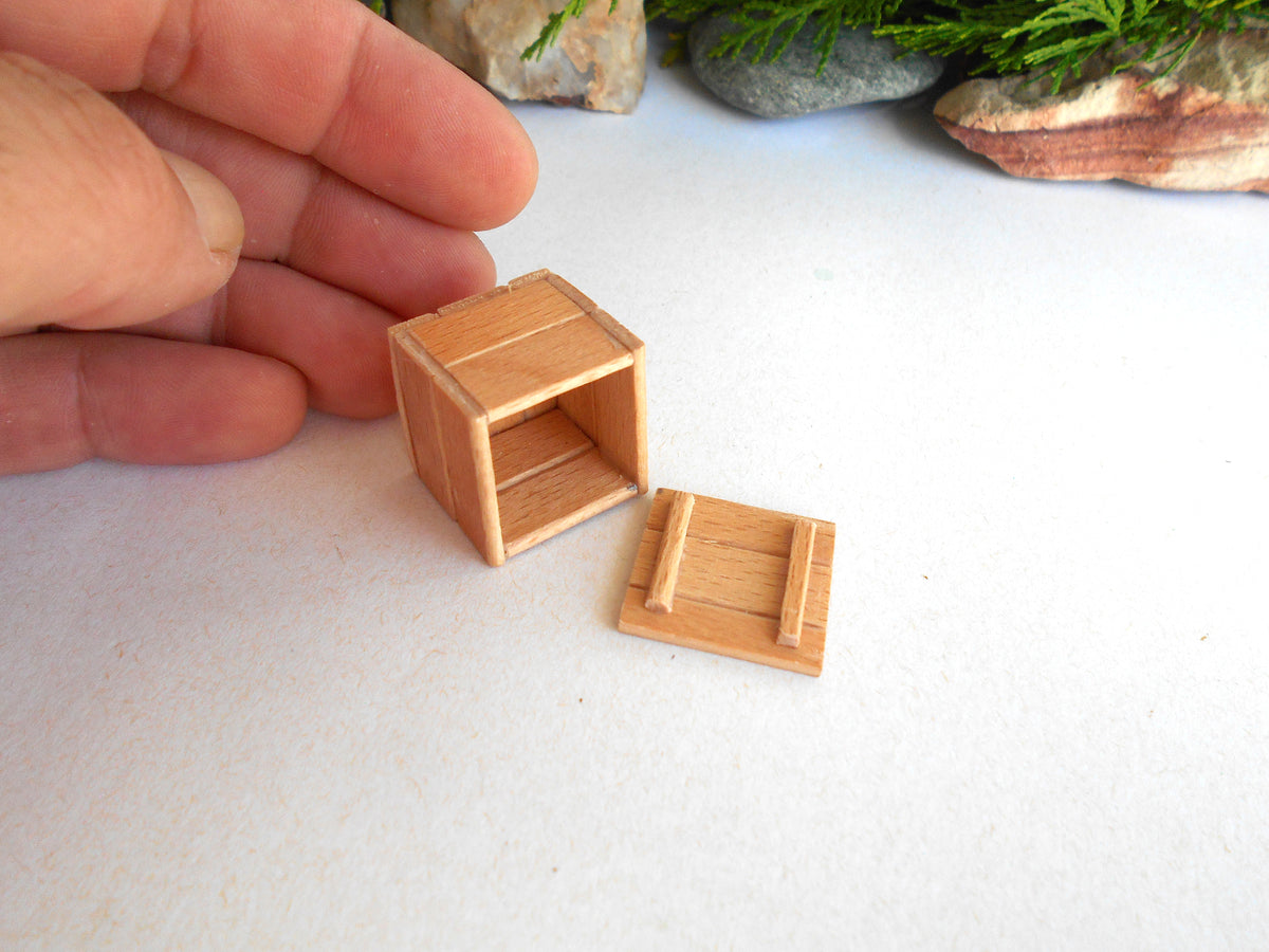 Dollhouse Miniature Decorative Box with Lid – 1:12 Scale Handcrafted Hand-Cut Beech Wood Accessory Storage -  0.9" L× 0.9" W× 0.9" H ( 2.3 × 2.3 × 2.3 cm )