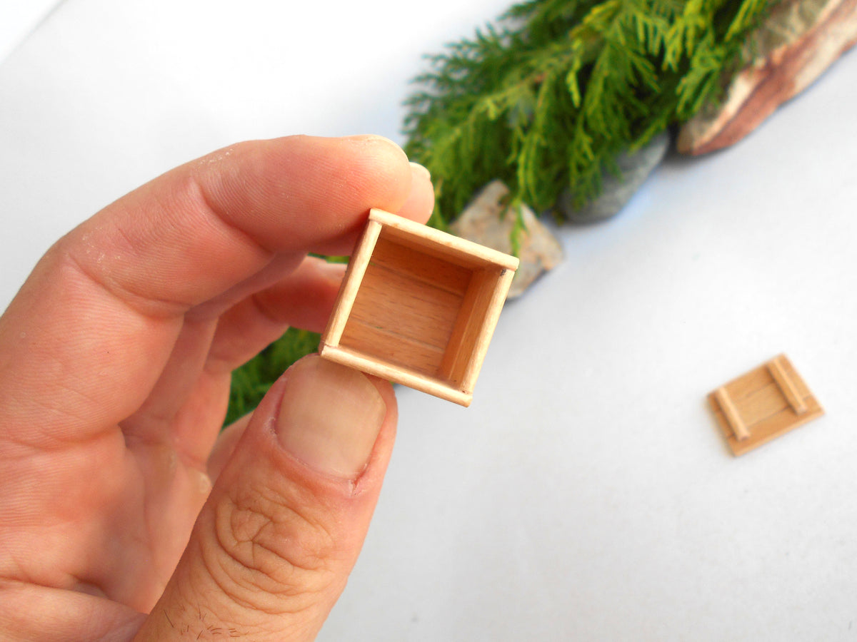Dollhouse Miniature Decorative Box with Lid – 1:12 Scale Handcrafted Hand-Cut Beech Wood Accessory Storage -  0.9" L× 0.9" W× 0.9" H ( 2.3 × 2.3 × 2.3 cm )