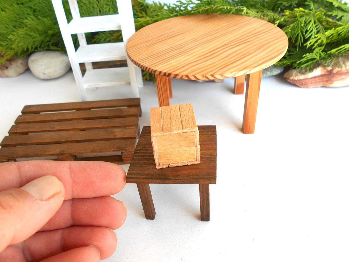 Dollhouse Miniature Decorative Box with Lid – 1:12 Scale Handcrafted Hand-Cut Beech Wood Accessory Storage -  0.9" L× 0.9" W× 0.9" H ( 2.3 × 2.3 × 2.3 cm )
