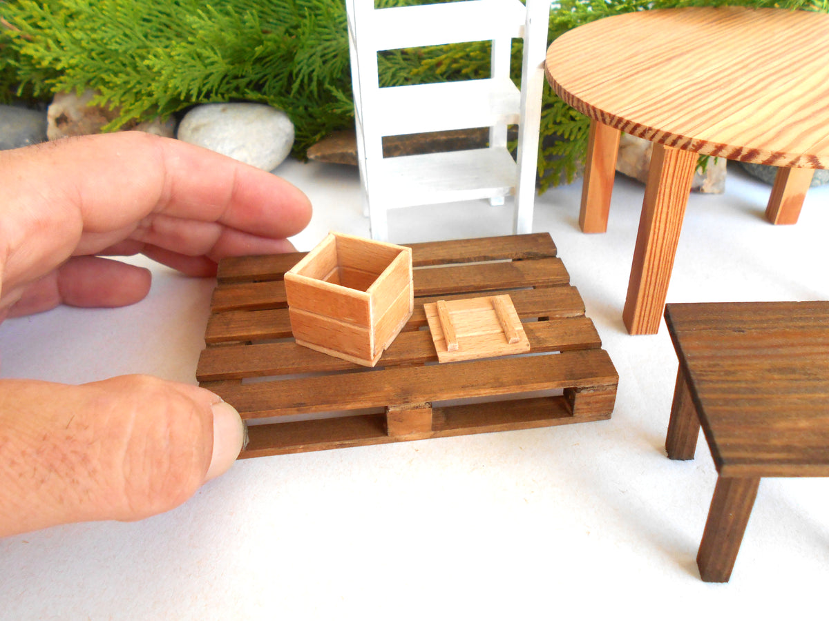 Dollhouse Miniature Decorative Box with Lid – 1:12 Scale Handcrafted Hand-Cut Beech Wood Accessory Storage -  0.9" L× 0.9" W× 0.9" H ( 2.3 × 2.3 × 2.3 cm )