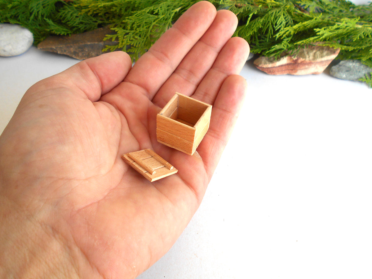 Dollhouse Miniature Decorative Box with Lid – 1:12 Scale Handcrafted Hand-Cut Beech Wood Accessory Storage -  0.9" L× 0.9" W× 0.9" H ( 2.3 × 2.3 × 2.3 cm )