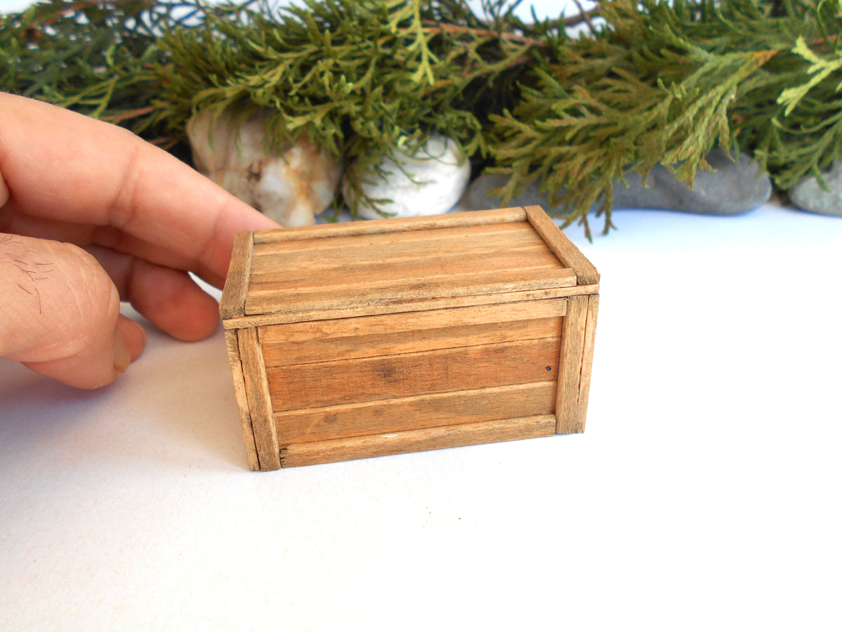 Mini box with lid and detailing in light brown- handmade dollhouse beech wood chest in 1:12 scale- 2.1″ L x 1.5″ W x 1.4″ H