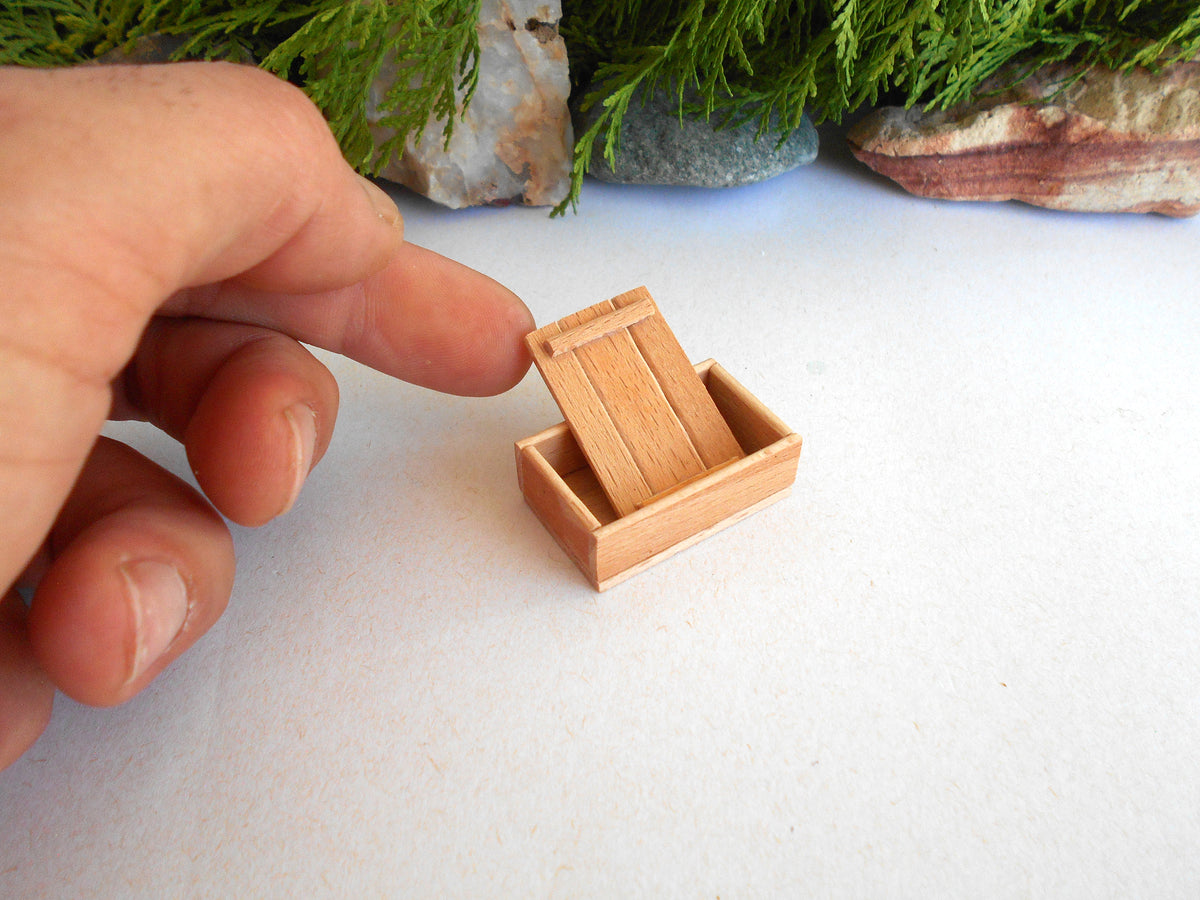 1:12 Scale Miniature Keepsake Box – Handcrafted Dollhouse Lidded Box, Hand-Cut Beech Wood - 1.35" L× 0.87" W× 0.43" H( 3.5 × 2.2 × 1.1 cm )